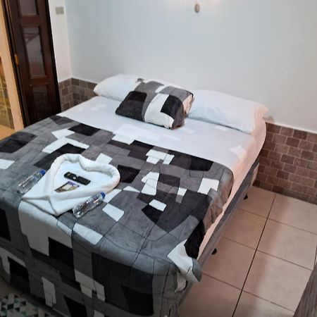 Hotel Kamelot Parque Central Кетцалтенанго Екстериор снимка