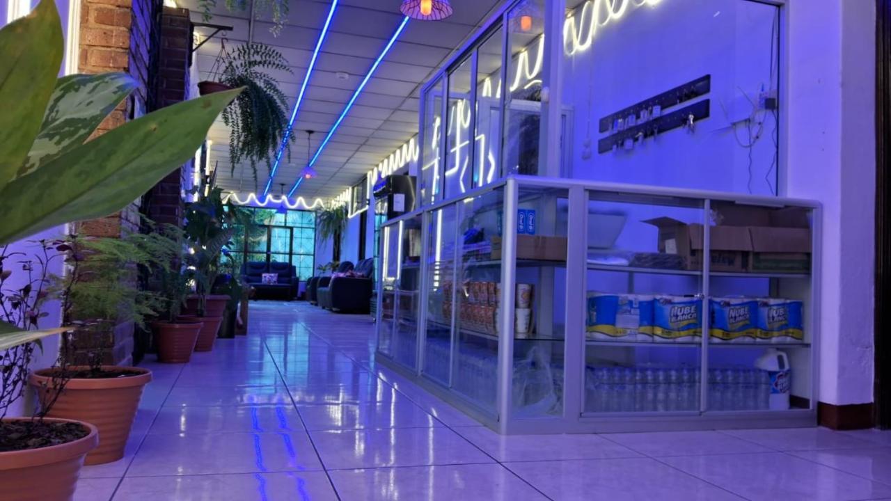 Hotel Kamelot Parque Central Кетцалтенанго Екстериор снимка