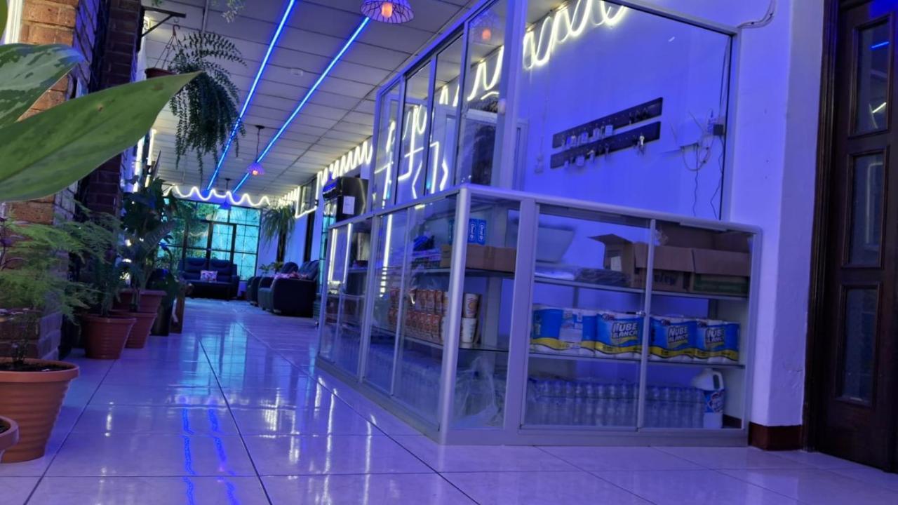 Hotel Kamelot Parque Central Кетцалтенанго Екстериор снимка