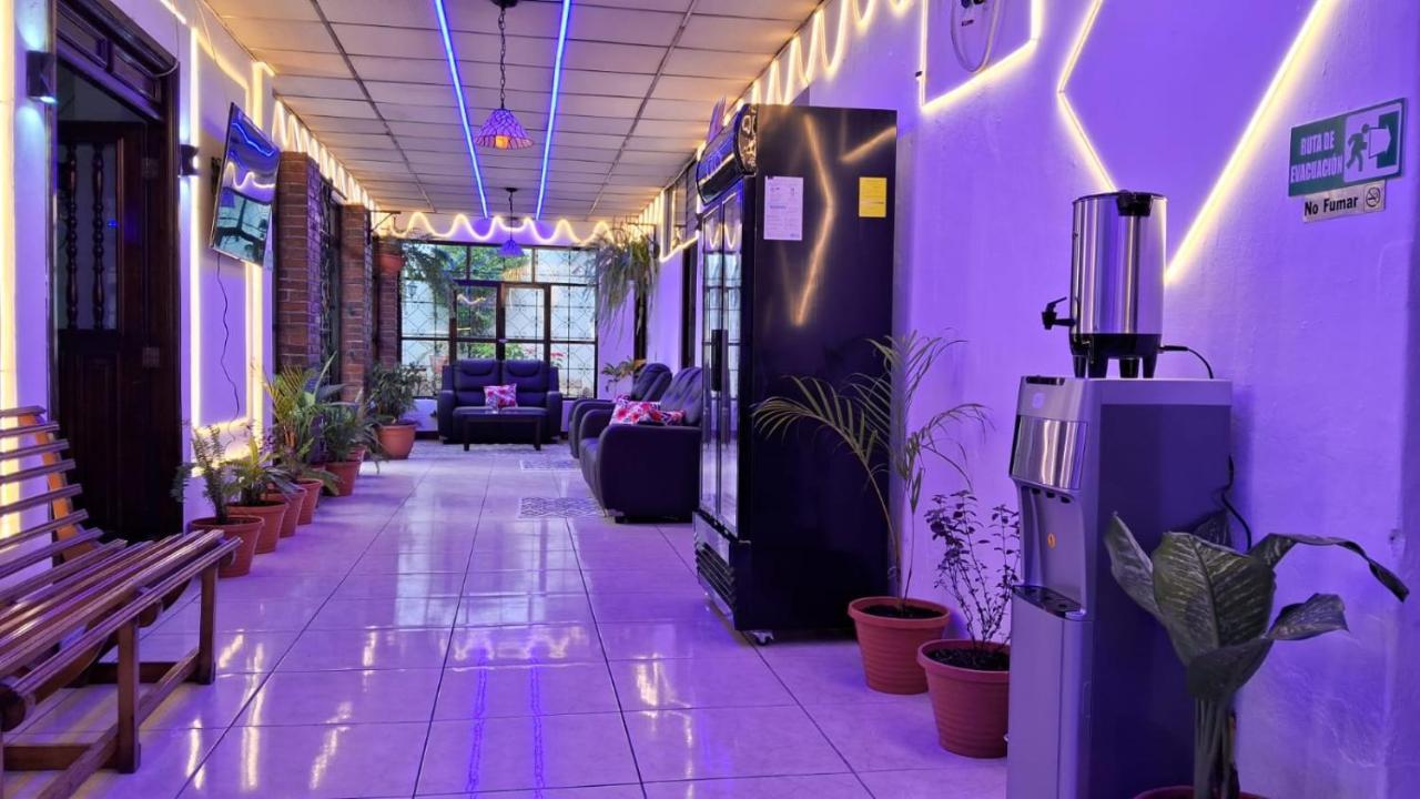 Hotel Kamelot Parque Central Кетцалтенанго Екстериор снимка