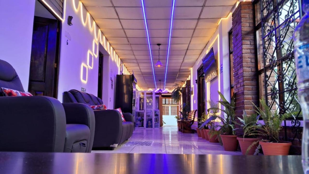 Hotel Kamelot Parque Central Кетцалтенанго Екстериор снимка