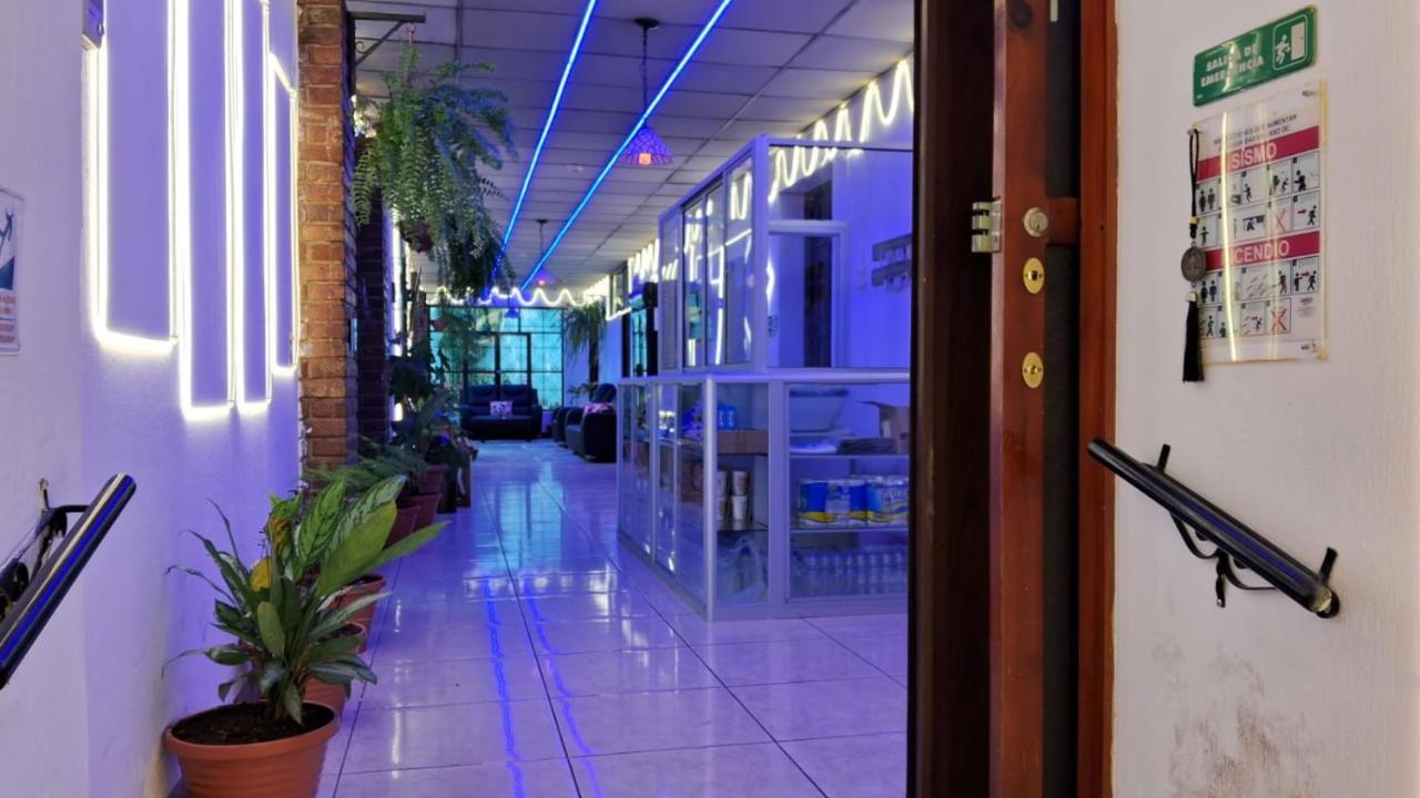 Hotel Kamelot Parque Central Кетцалтенанго Екстериор снимка