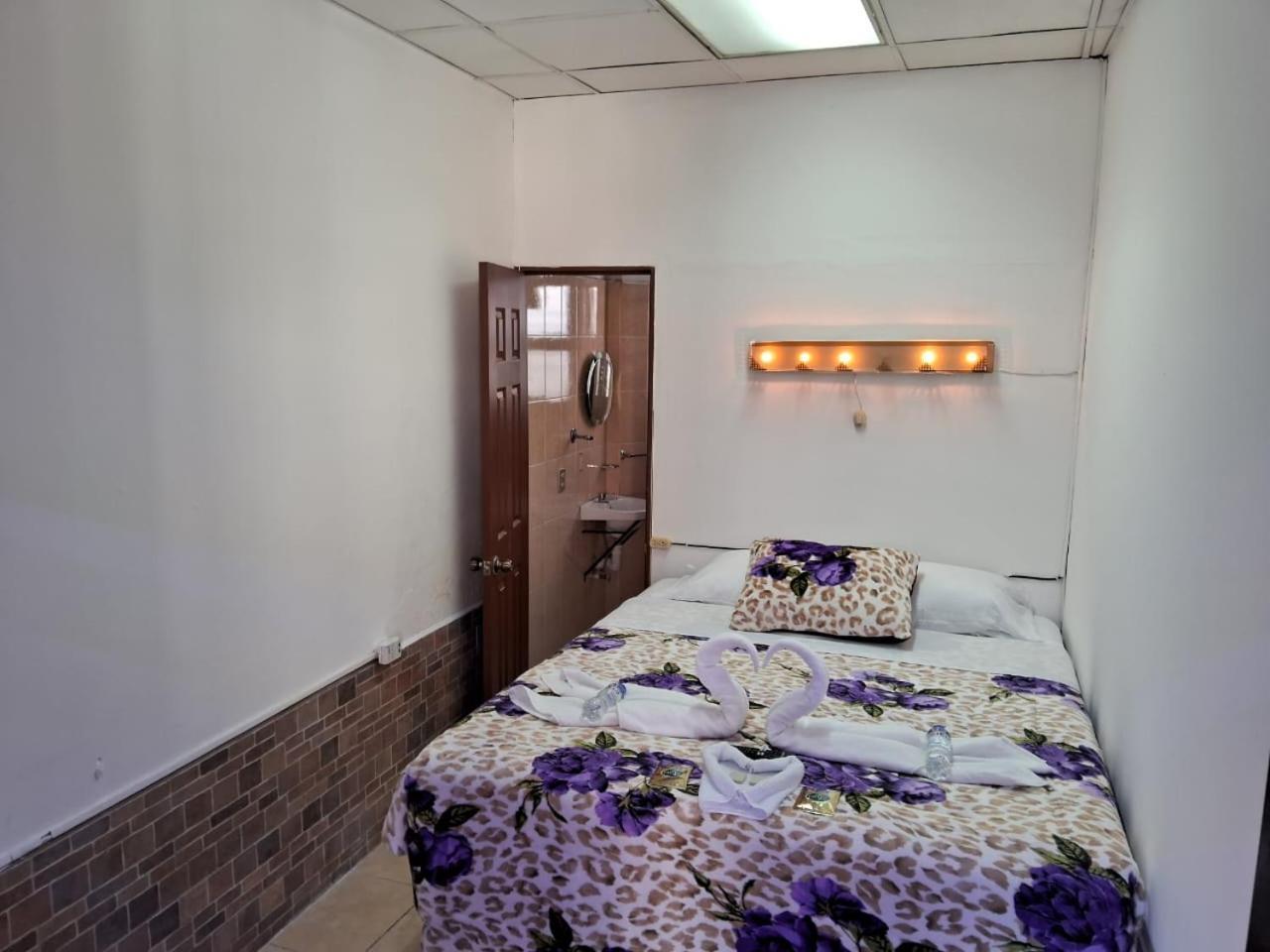 Hotel Kamelot Parque Central Кетцалтенанго Екстериор снимка
