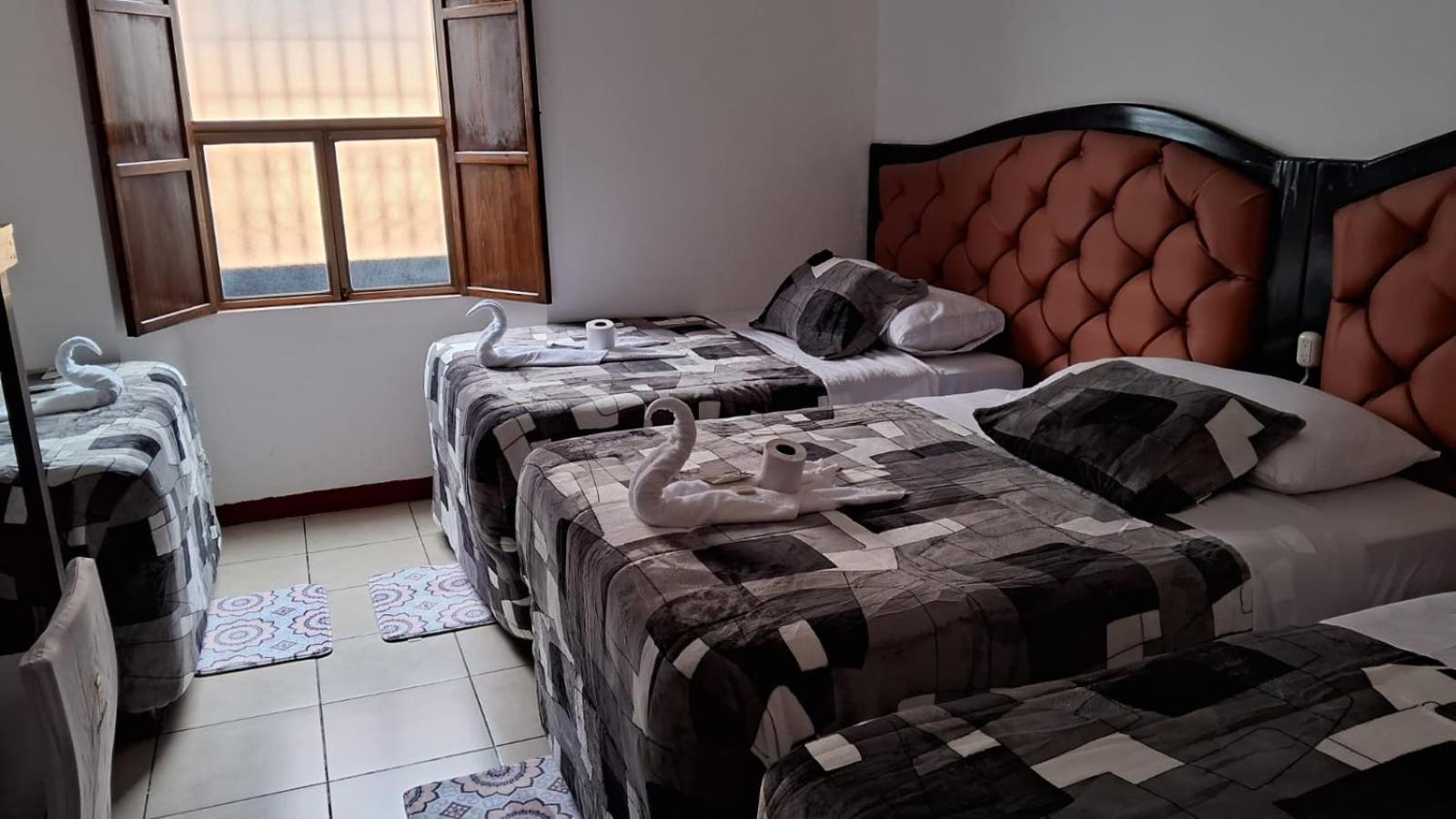Hotel Kamelot Parque Central Кетцалтенанго Екстериор снимка