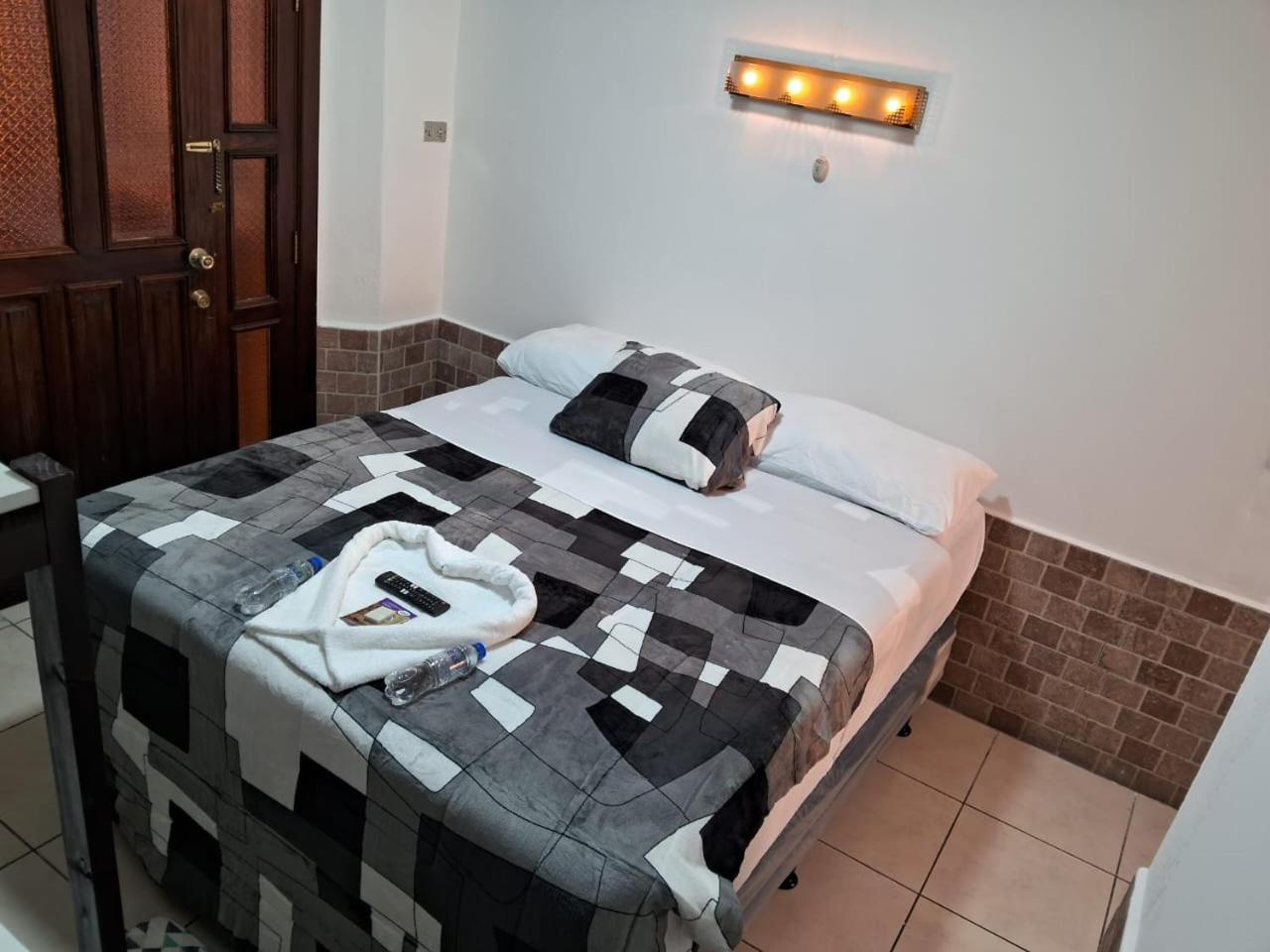 Hotel Kamelot Parque Central Кетцалтенанго Екстериор снимка