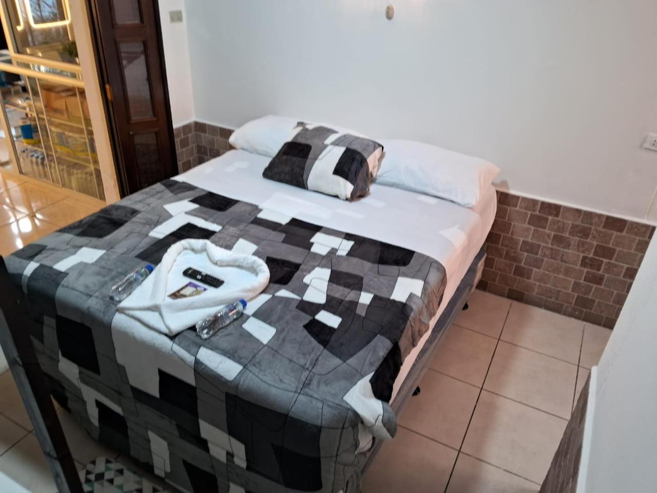 Hotel Kamelot Parque Central Кетцалтенанго Екстериор снимка