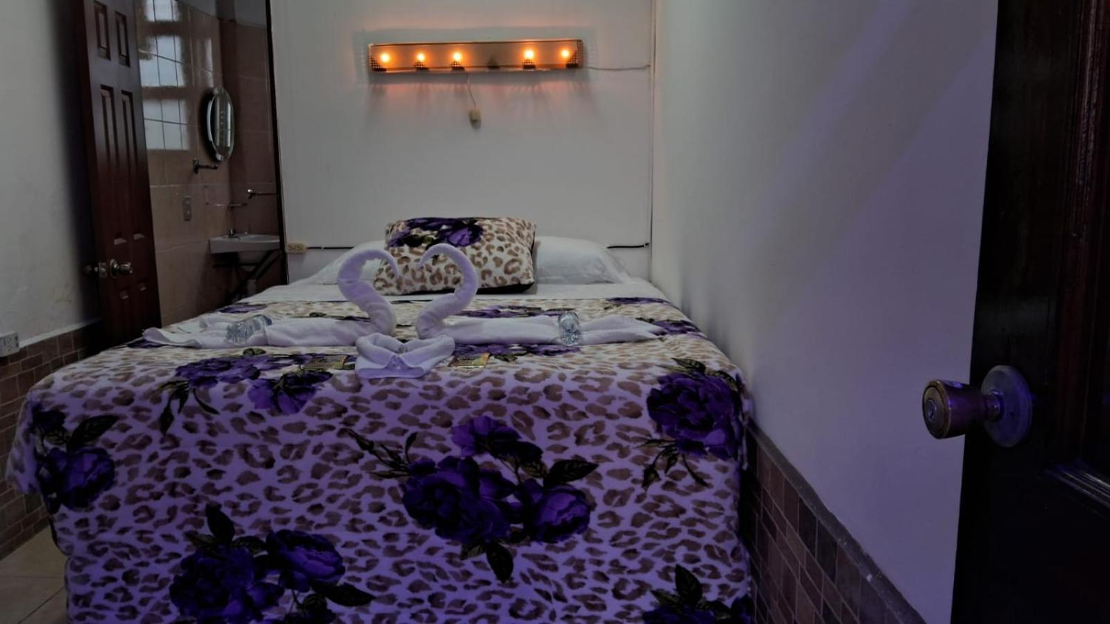 Hotel Kamelot Parque Central Кетцалтенанго Екстериор снимка