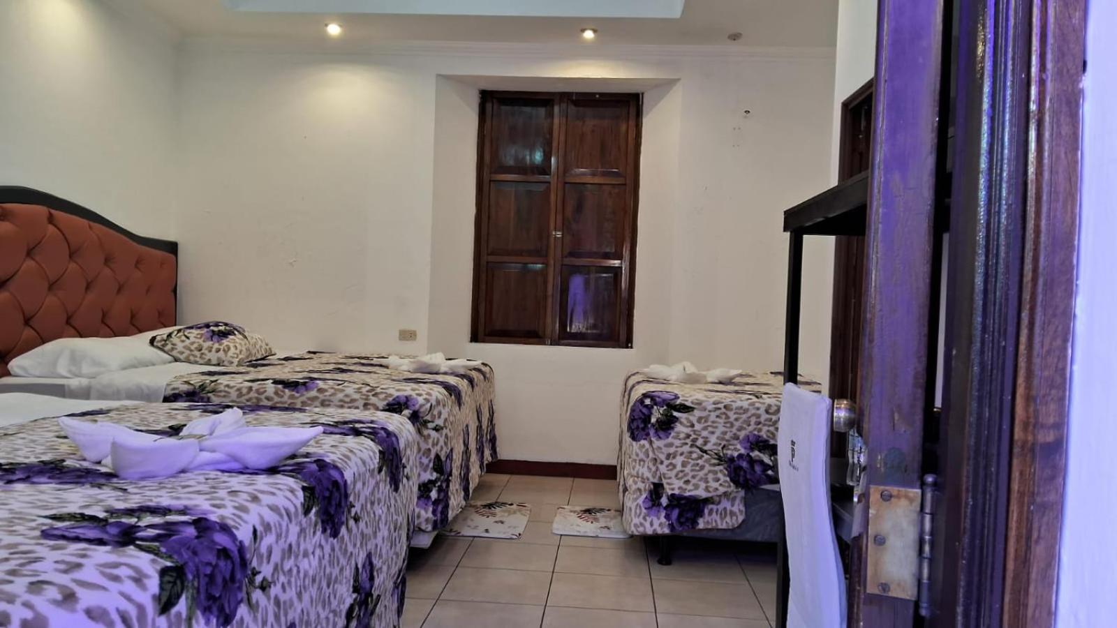 Hotel Kamelot Parque Central Кетцалтенанго Екстериор снимка