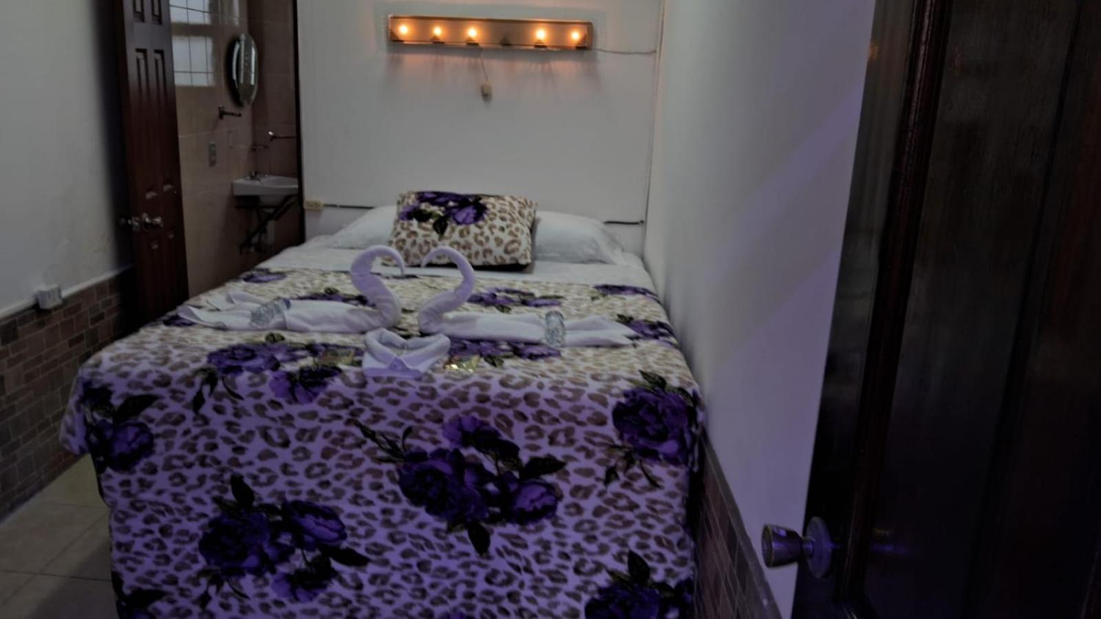 Hotel Kamelot Parque Central Кетцалтенанго Екстериор снимка