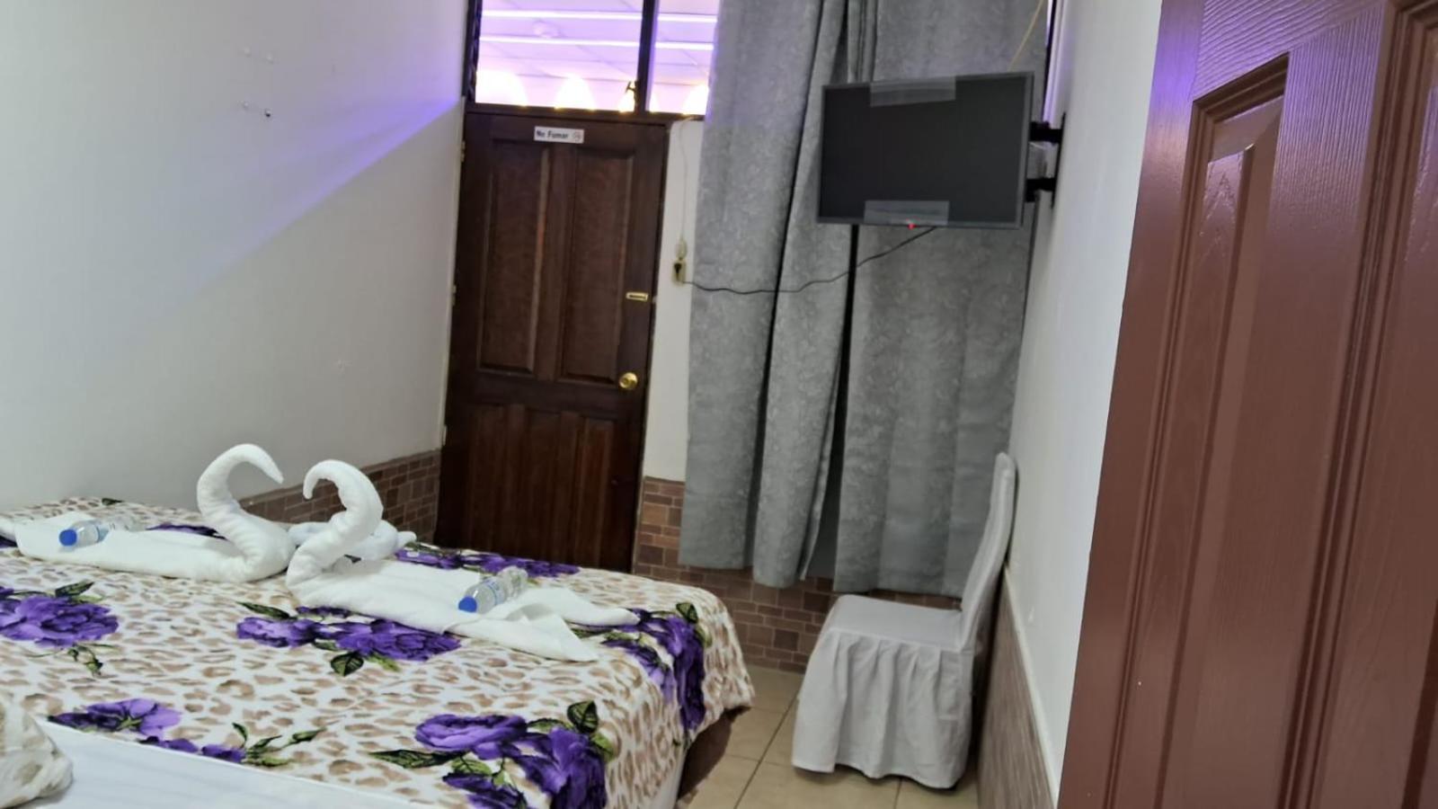 Hotel Kamelot Parque Central Кетцалтенанго Екстериор снимка